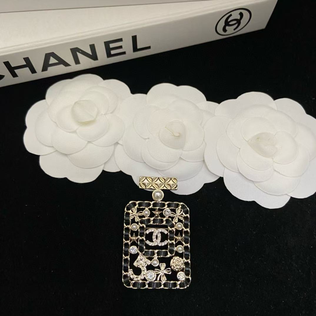 CHANE1ダブルCの香水瓶とレザーブローチ【50％割引+送料無料】