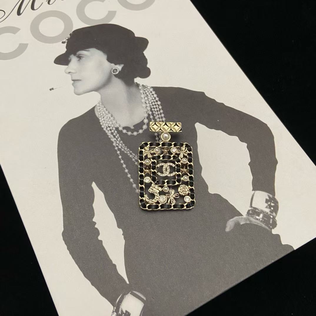 CHANE1ダブルCの香水瓶とレザーブローチ【50％割引+送料無料】