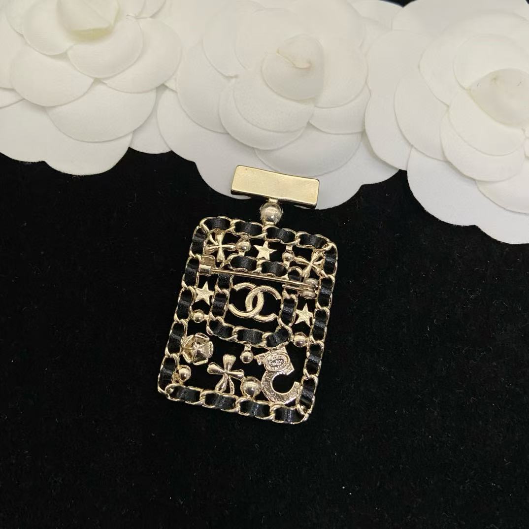 CHANE1ダブルCの香水瓶とレザーブローチ【50％割引+送料無料】