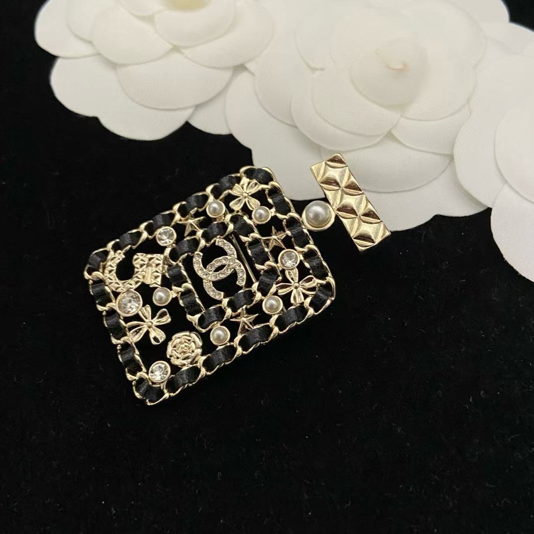 CHANE1ダブルCの香水瓶とレザーブローチ【50％割引+送料無料】