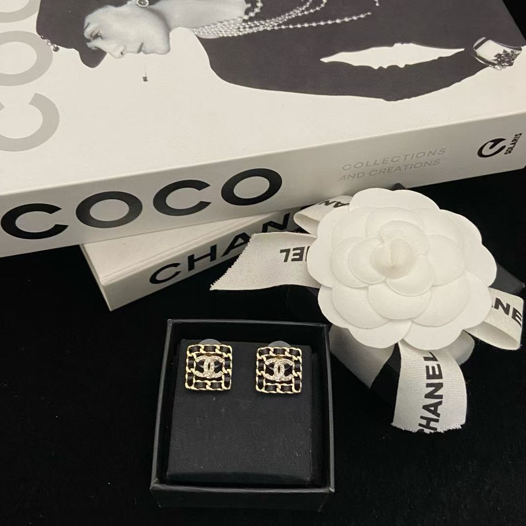 CHANE1 ダブルC レザー スクエア スタッド イヤリング【50％割引+送料無料】