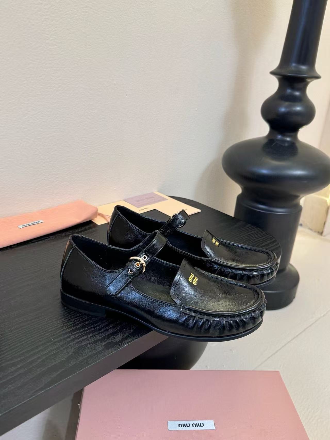 M1UM1U 高品質牛革フラットシューズ【50％割引+送料無料】