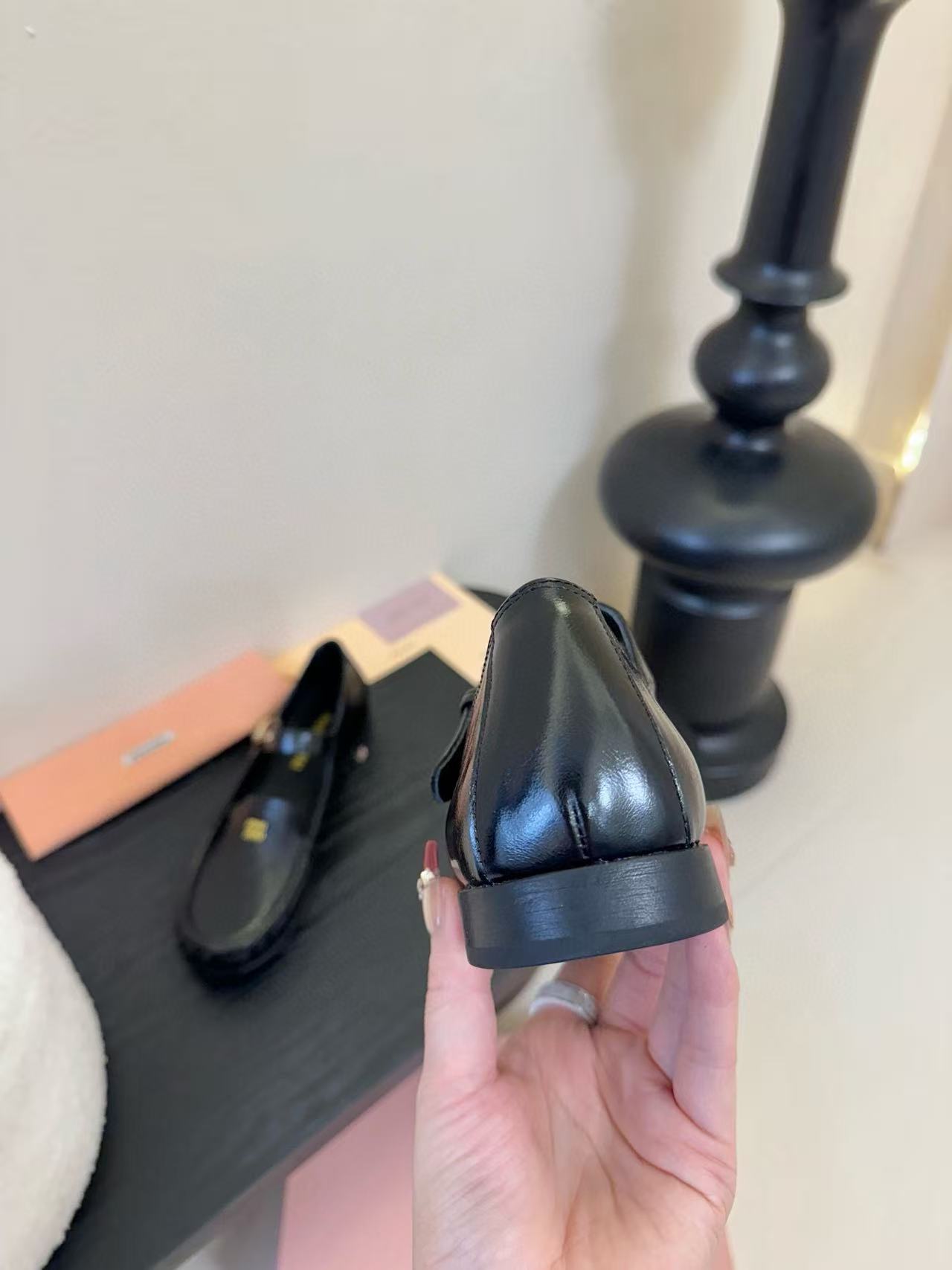 M1UM1U 高品質牛革フラットシューズ【50％割引+送料無料】