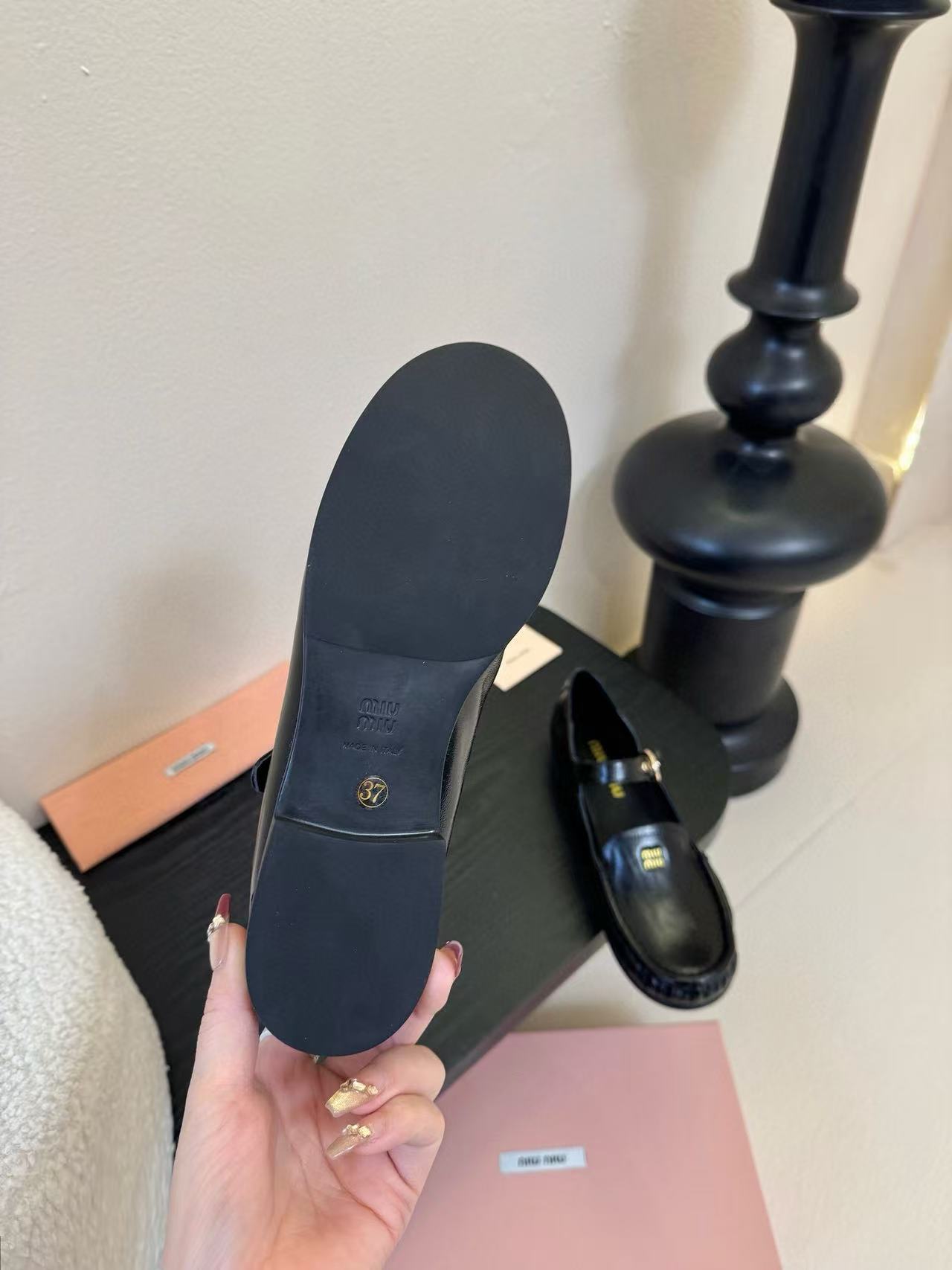 M1UM1U 高品質牛革フラットシューズ【50％割引+送料無料】