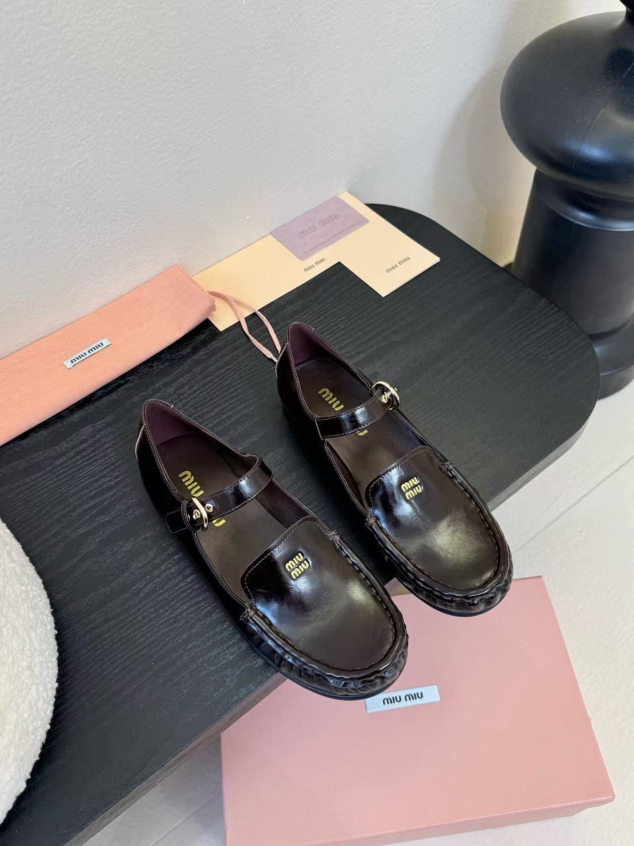 M1UM1U 高品質牛革フラットシューズ【50％割引+送料無料】