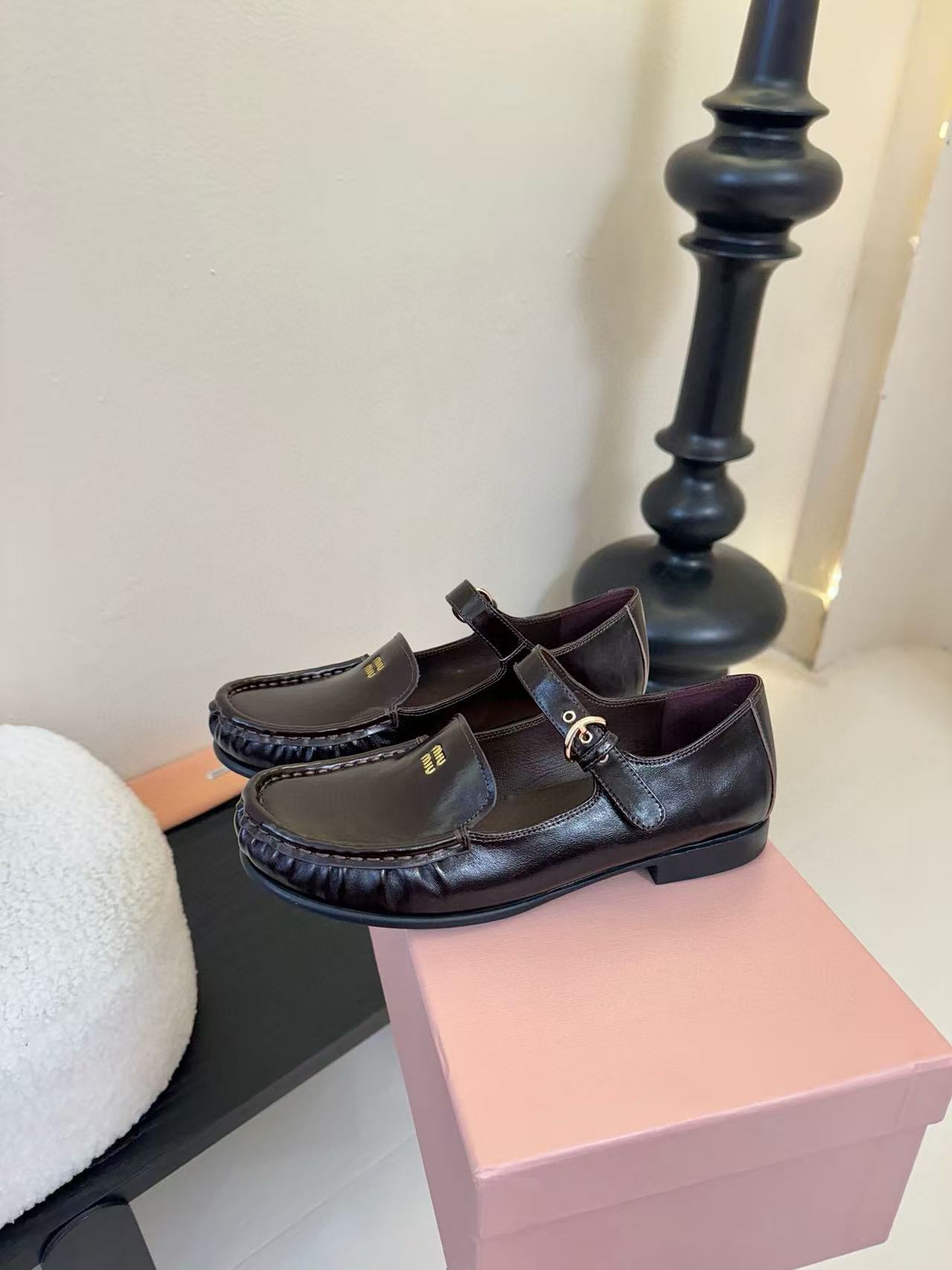 M1UM1U 高品質牛革フラットシューズ【50％割引+送料無料】