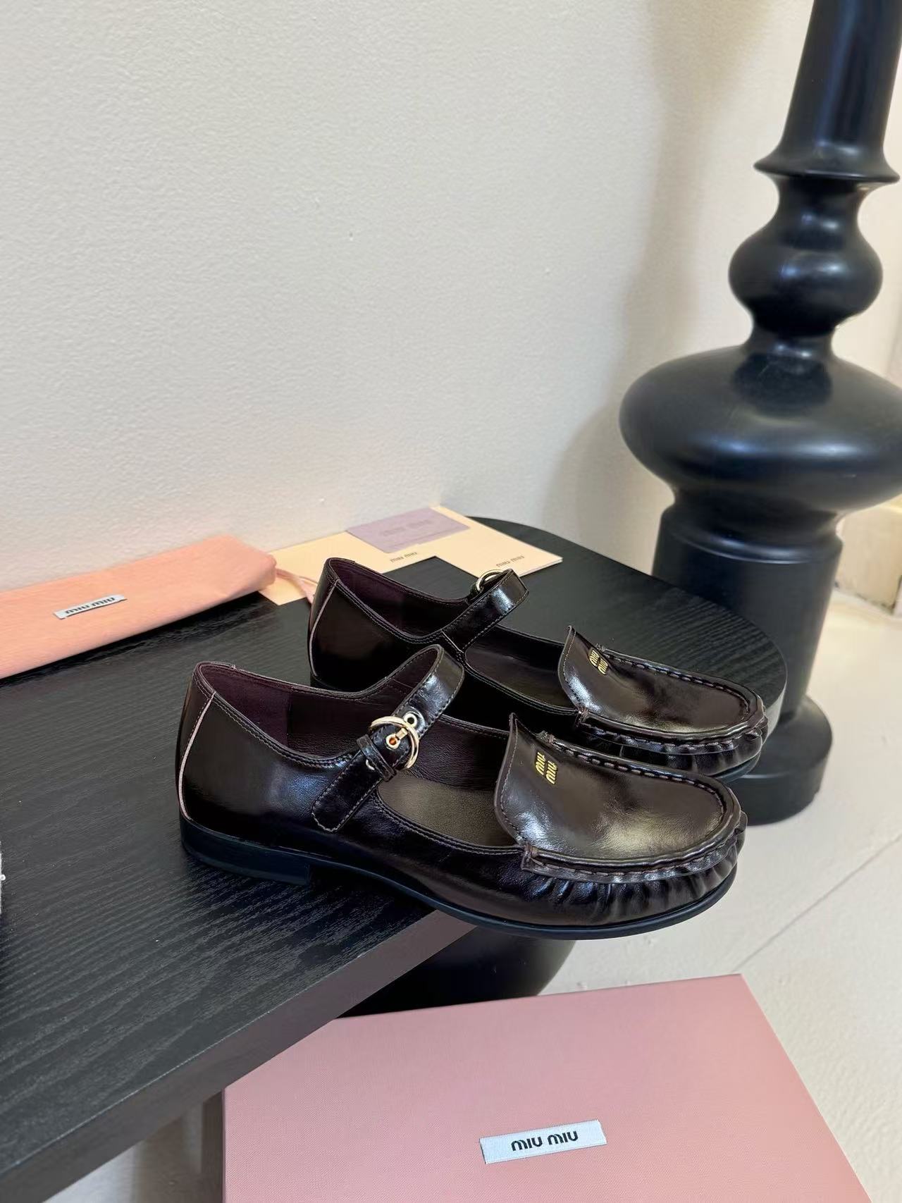 M1UM1U 高品質牛革フラットシューズ【50％割引+送料無料】