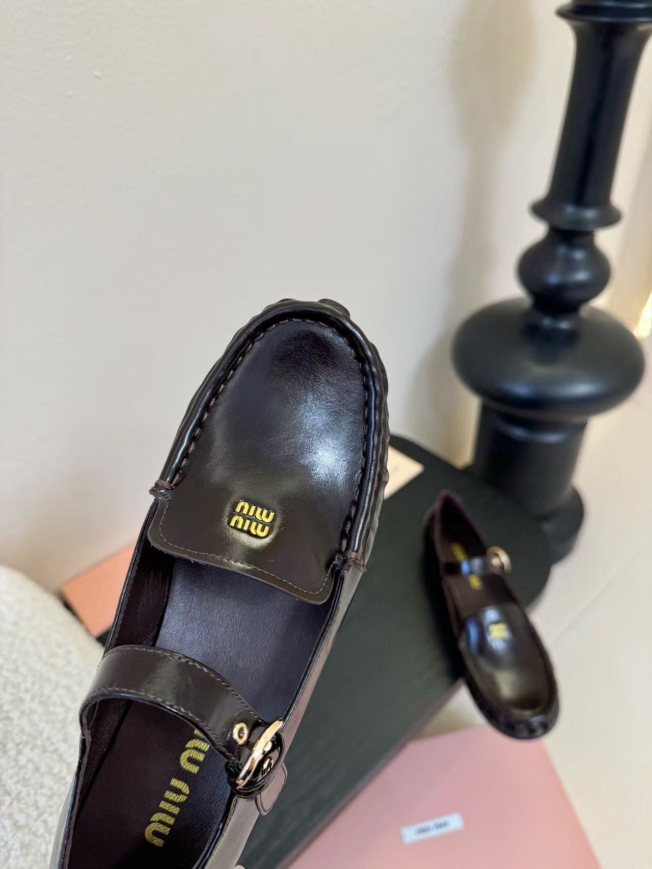 M1UM1U 高品質牛革フラットシューズ【50％割引+送料無料】