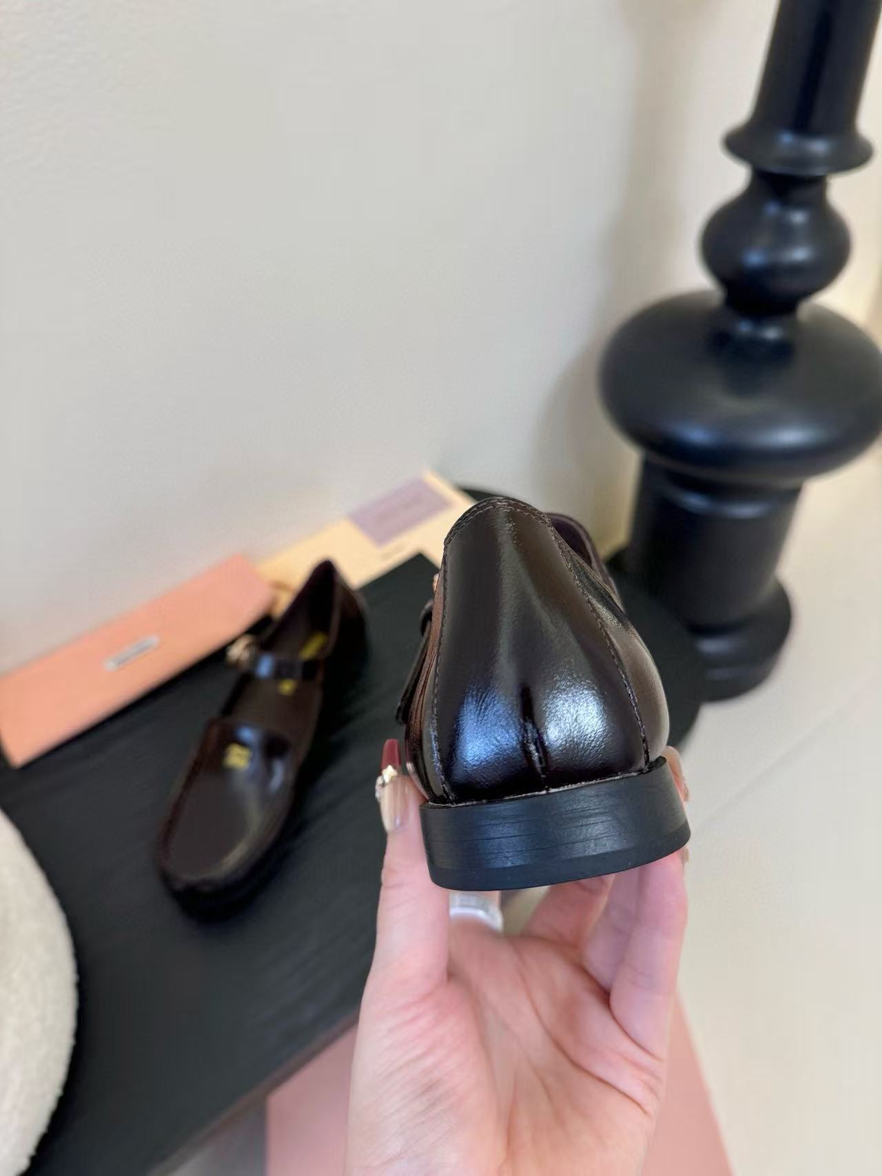 M1UM1U 高品質牛革フラットシューズ【50％割引+送料無料】