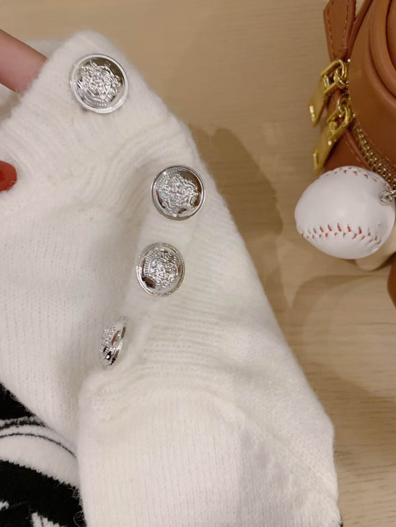 CEL1NE ストライプ 凱旋門 ショルダーボタン セーター【50％割引+送料無料】