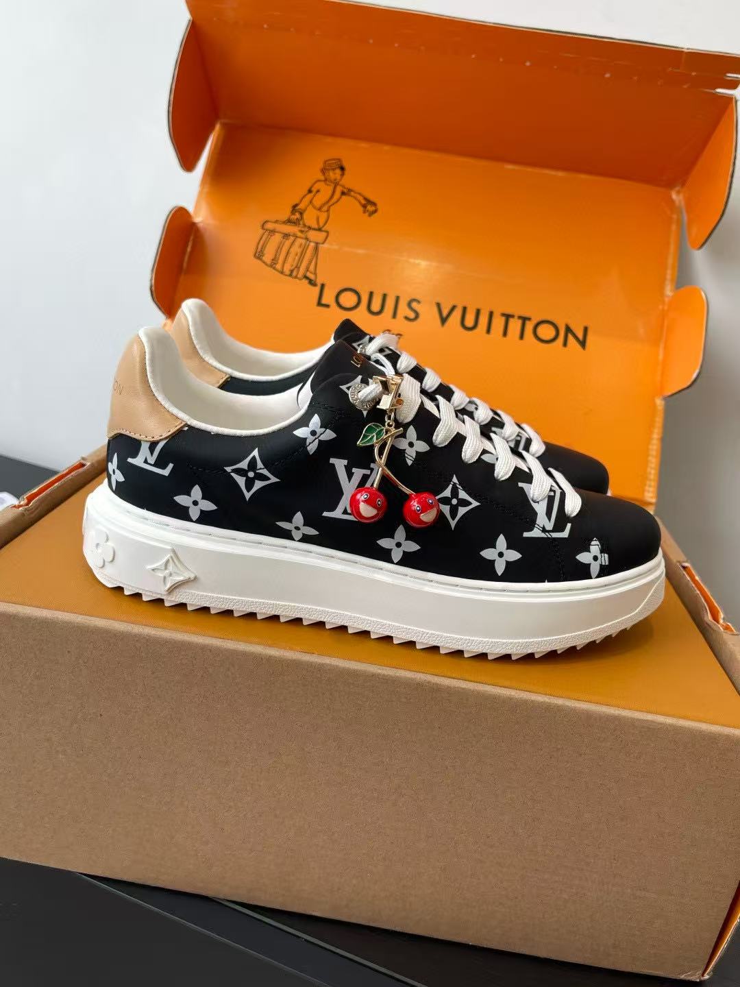 LVの高品質プリントカジュアルシューズ【50％割引+送料無料】