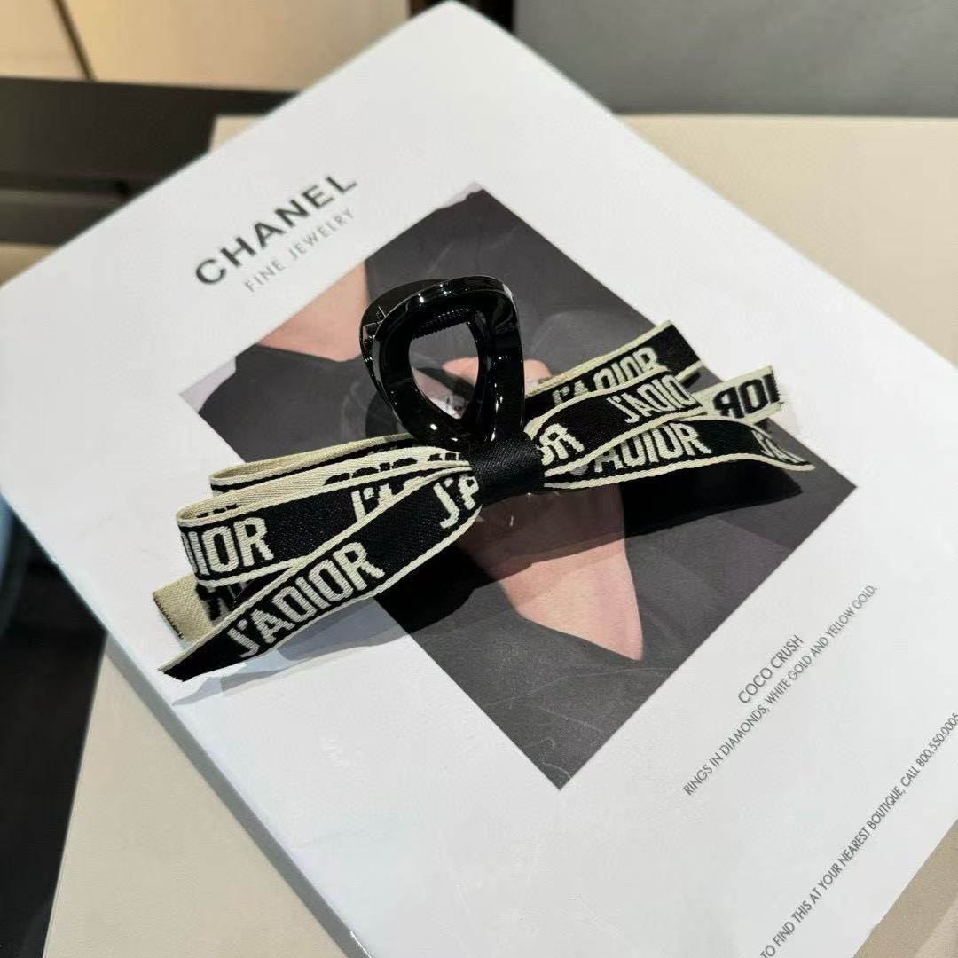 DIOR ボウレター ヘアクリップ【50％割引+送料無料】