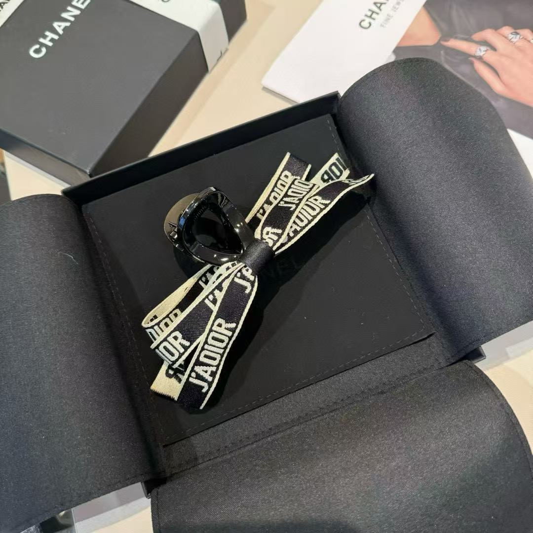 DIOR ボウレター ヘアクリップ【50％割引+送料無料】