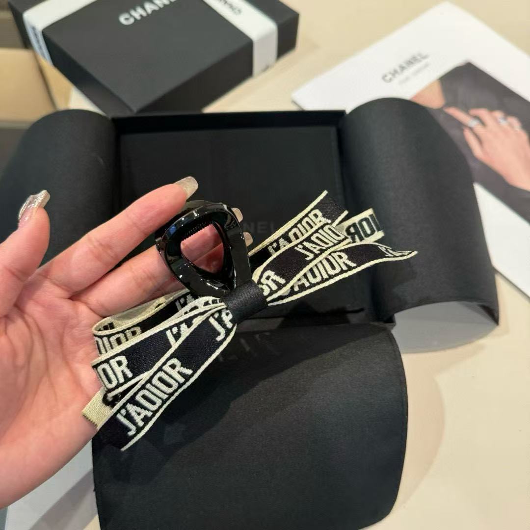 DIOR ボウレター ヘアクリップ【50％割引+送料無料】