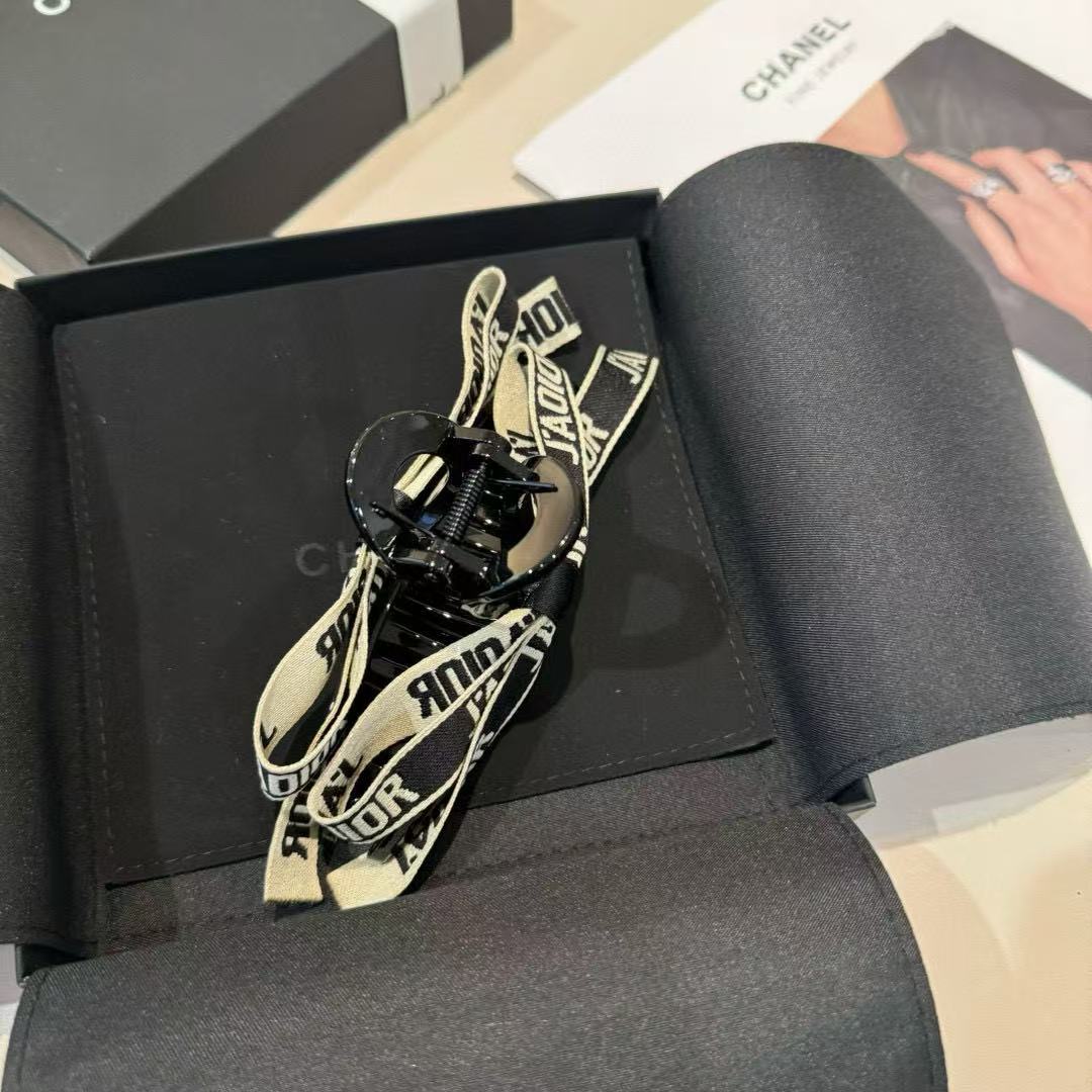 DIOR ボウレター ヘアクリップ【50％割引+送料無料】