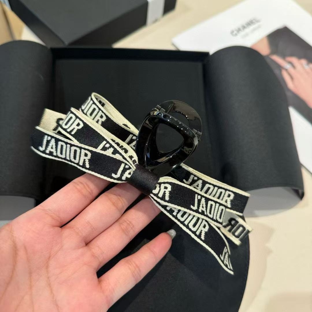 DIOR ボウレター ヘアクリップ【50％割引+送料無料】