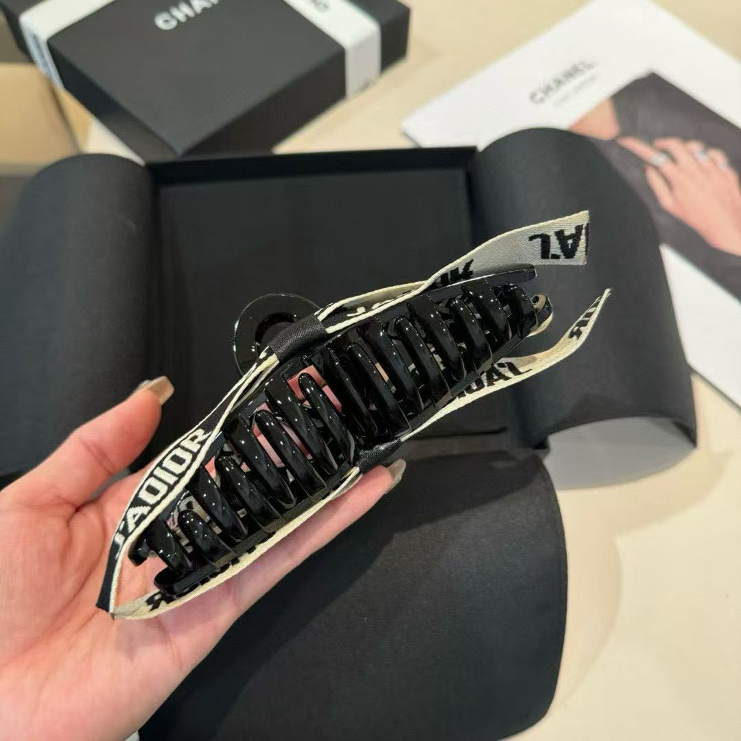 DIOR ボウレター ヘアクリップ【50％割引+送料無料】