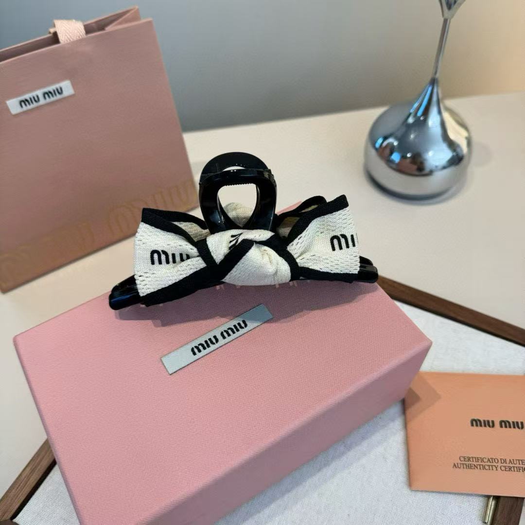 M1UM1U 黒と白の文字のヘアクリップ【50％割引+送料無料】