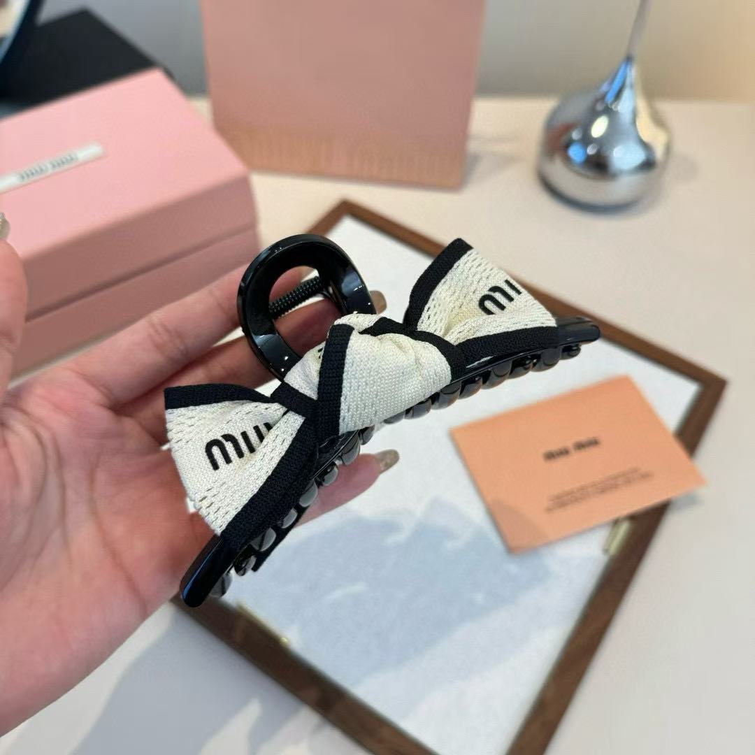 M1UM1U 黒と白の文字のヘアクリップ【50％割引+送料無料】