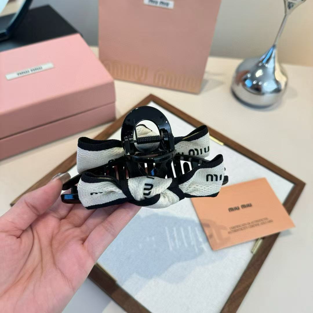 M1UM1U 黒と白の文字のヘアクリップ【50％割引+送料無料】