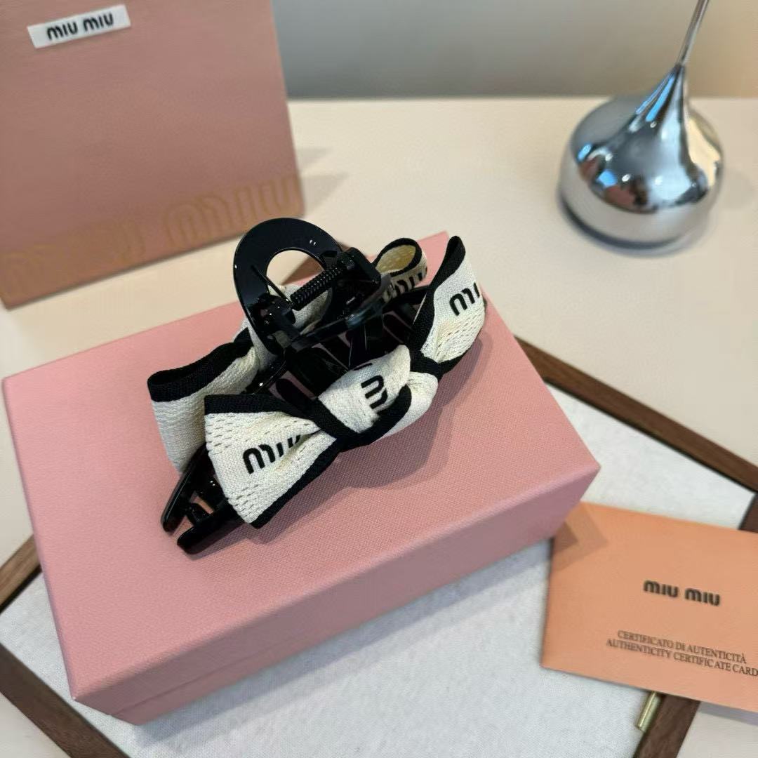 M1UM1U 黒と白の文字のヘアクリップ【50％割引+送料無料】