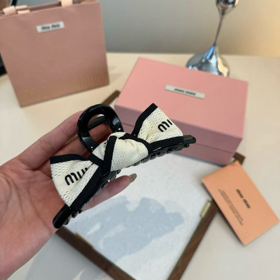 M1UM1U 黒と白の文字のヘアクリップ【50％割引+送料無料】