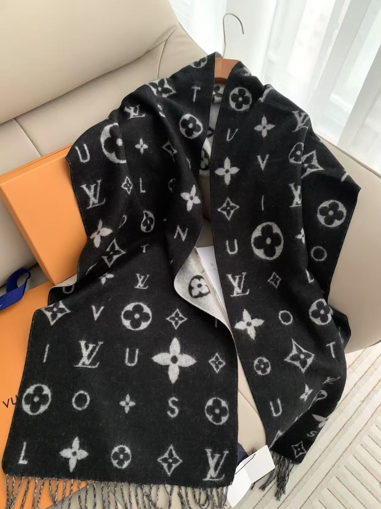 LV四つ葉のクローバープリントカシミアスカーフ【50％割引+送料無料】