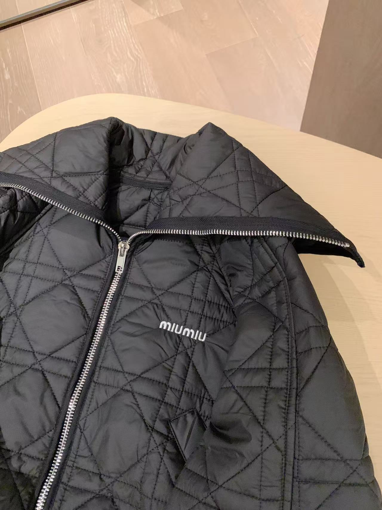 M1UM1U ダイヤモンド柄刺繍レタードルーズフィットコットンジャケット【50％割引+送料無料】