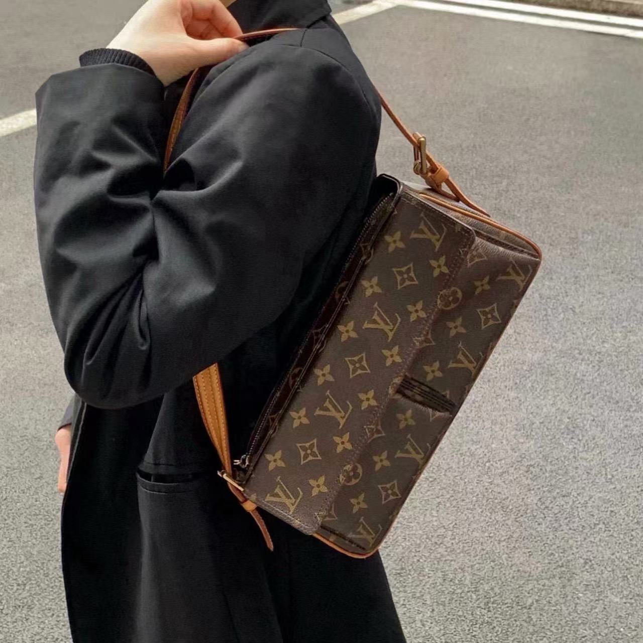 LVプリントのアンダーアームバッグ【50％割引+送料無料】