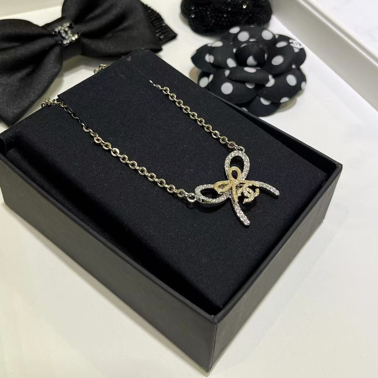 CHANE1 ボウ ダブルC ダイヤモンドネックレス【50％割引+送料無料】