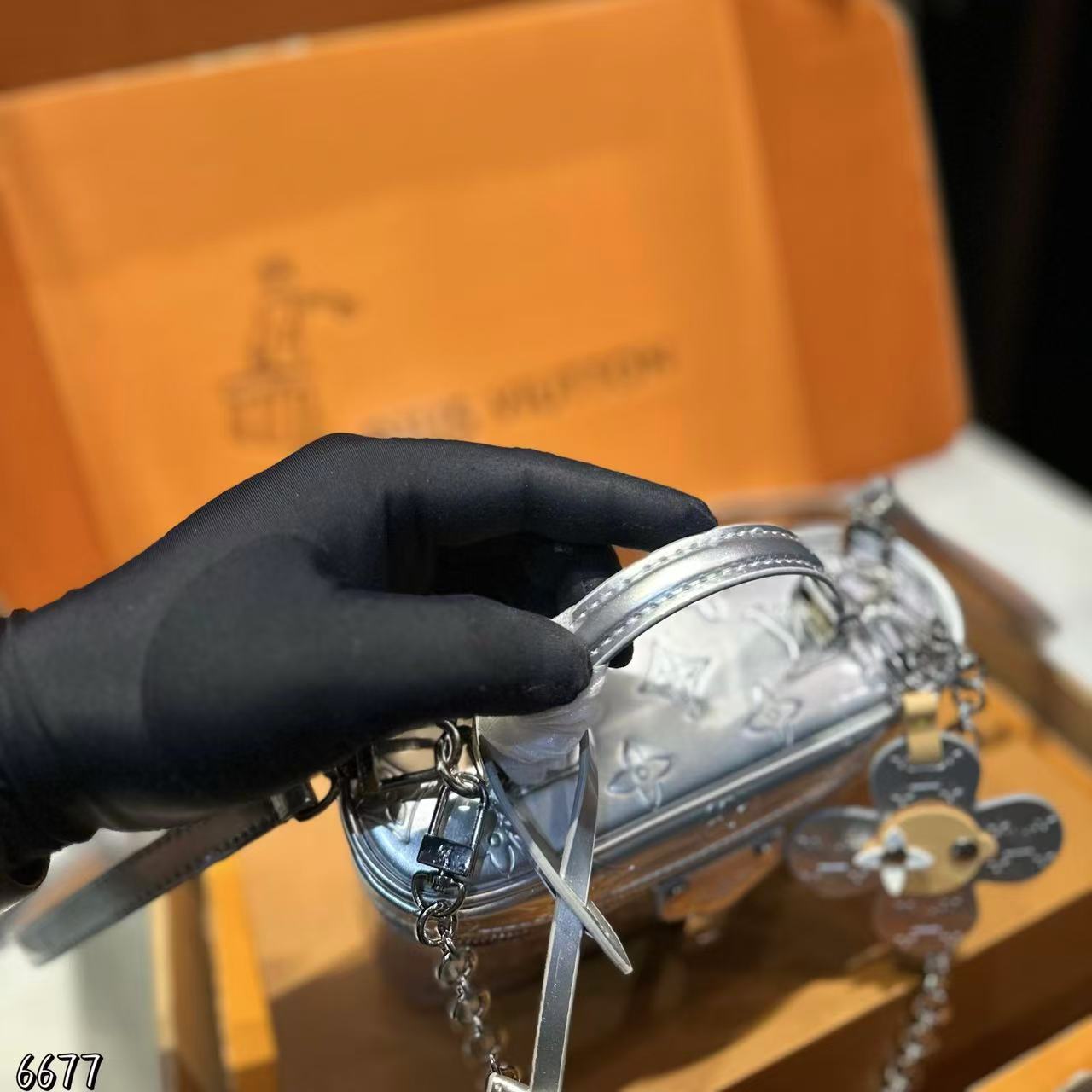 LVチェーンプリントハンドバッグ【50％割引+送料無料】