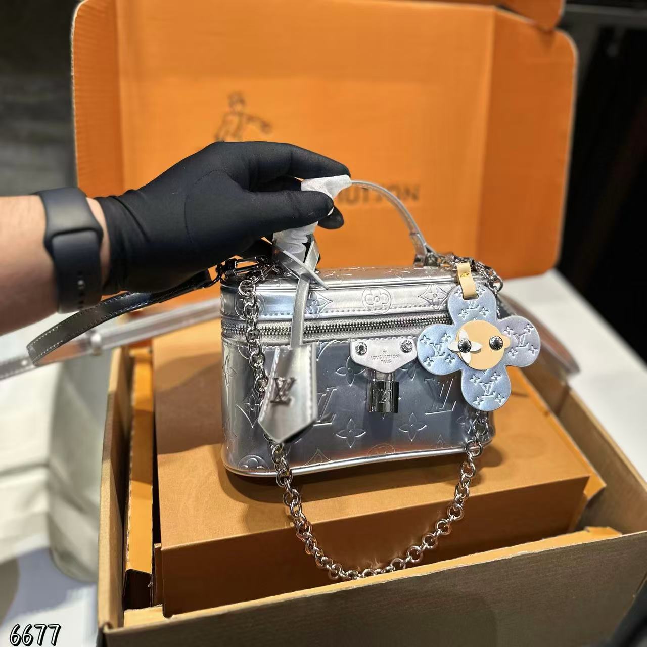 LVチェーンプリントハンドバッグ【50％割引+送料無料】