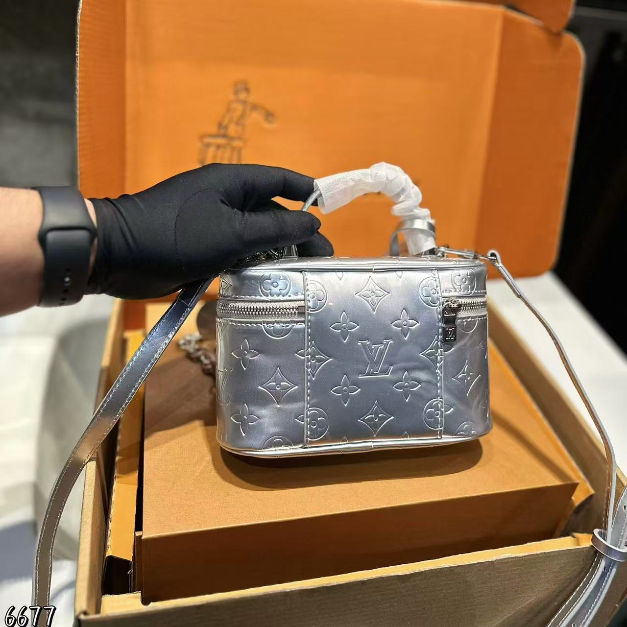 LVチェーンプリントハンドバッグ【50％割引+送料無料】