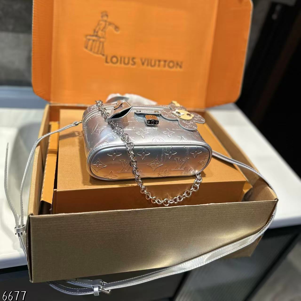 LVチェーンプリントハンドバッグ【50％割引+送料無料】