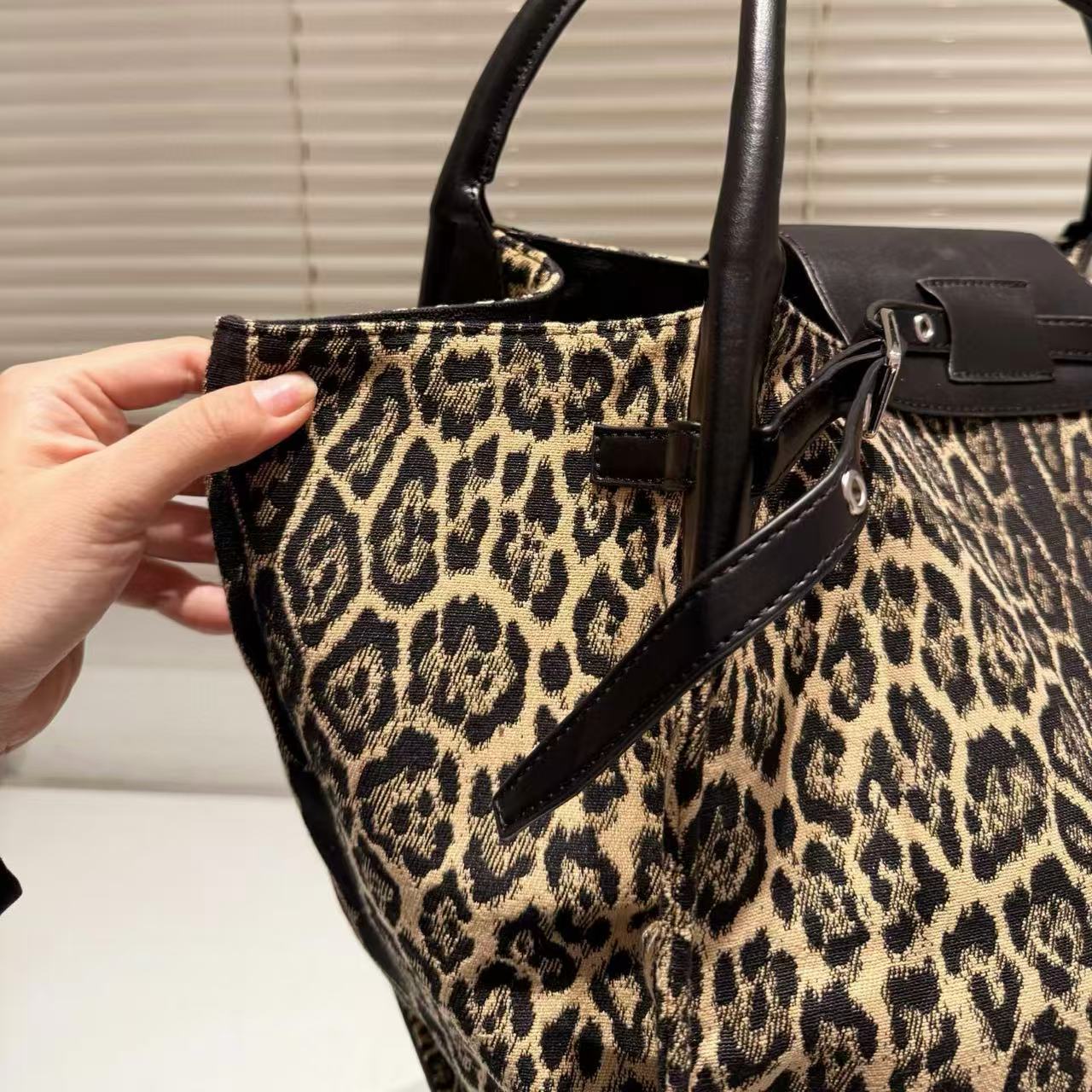 CEL1NE ヒョウ柄トートバッグ【50％割引+送料無料】