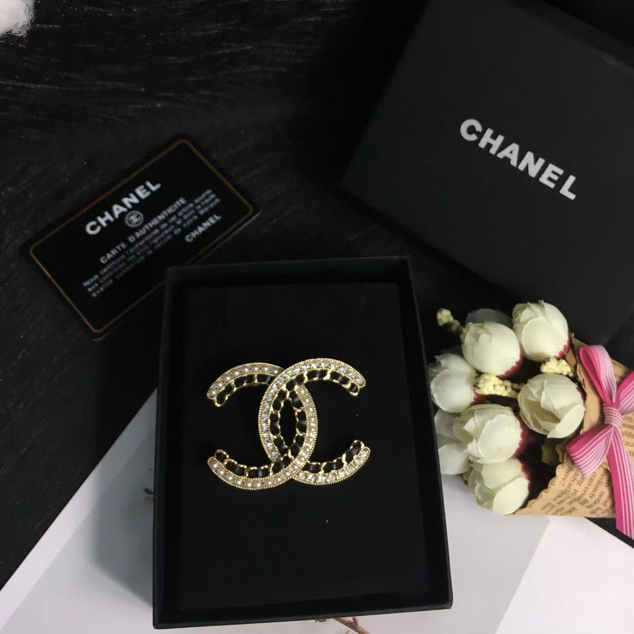 CHANE1 レザーダブルCブローチ【50％割引+送料無料】