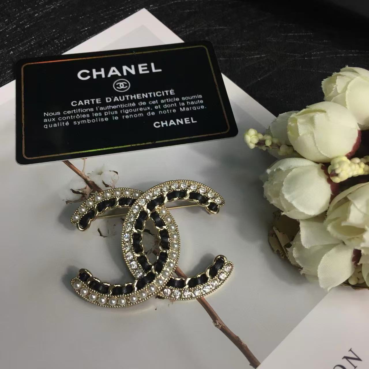 CHANE1 レザーダブルCブローチ【50％割引+送料無料】