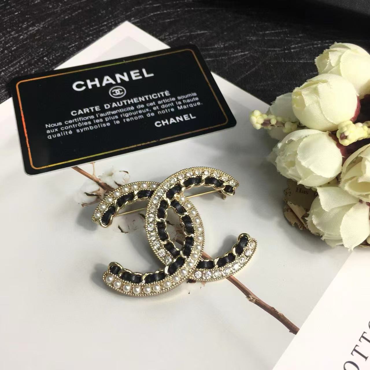 CHANE1 レザーダブルCブローチ【50％割引+送料無料】