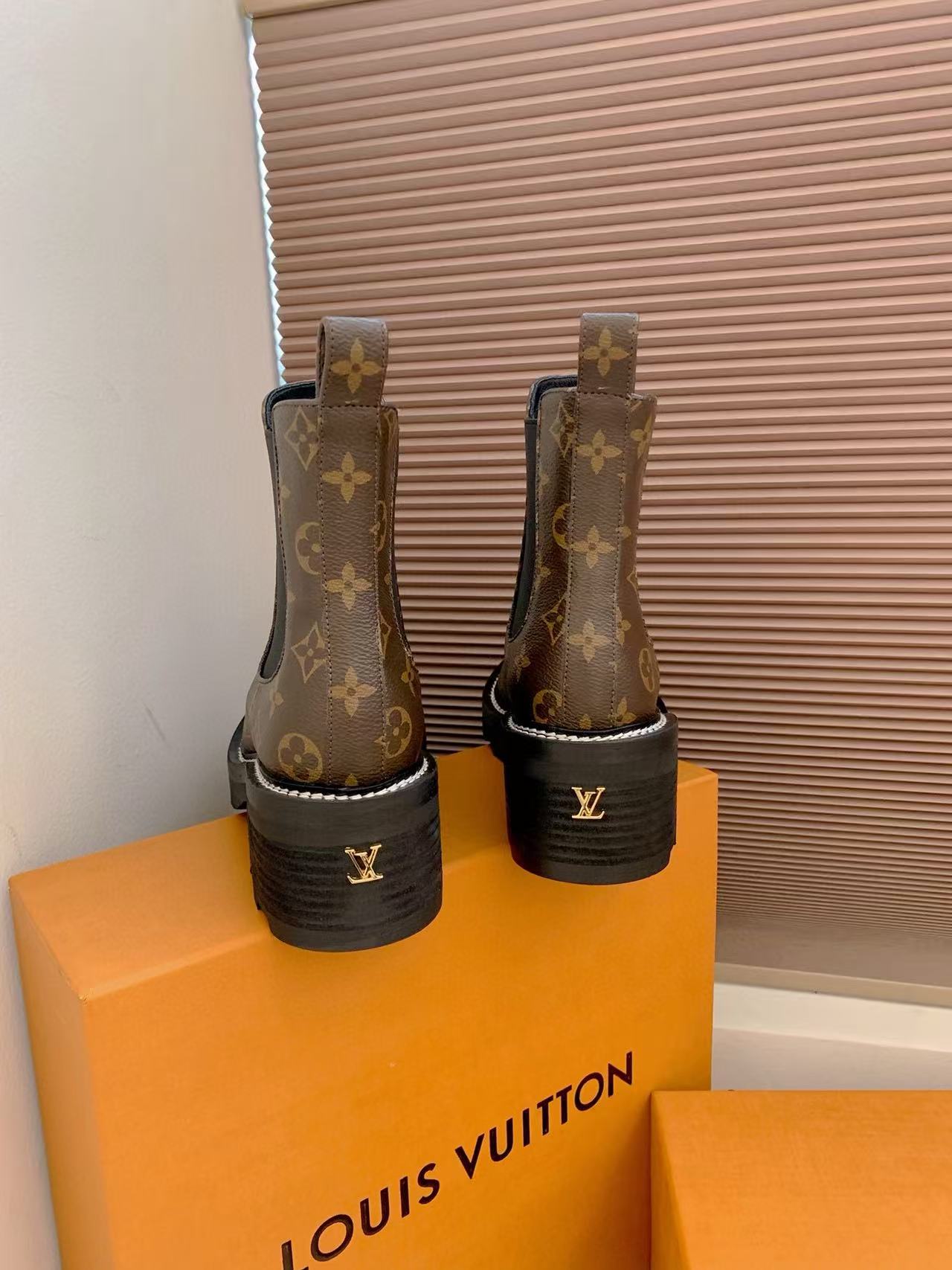 LVの高品質牛革マーティンブーツ【50％割引+送料無料】