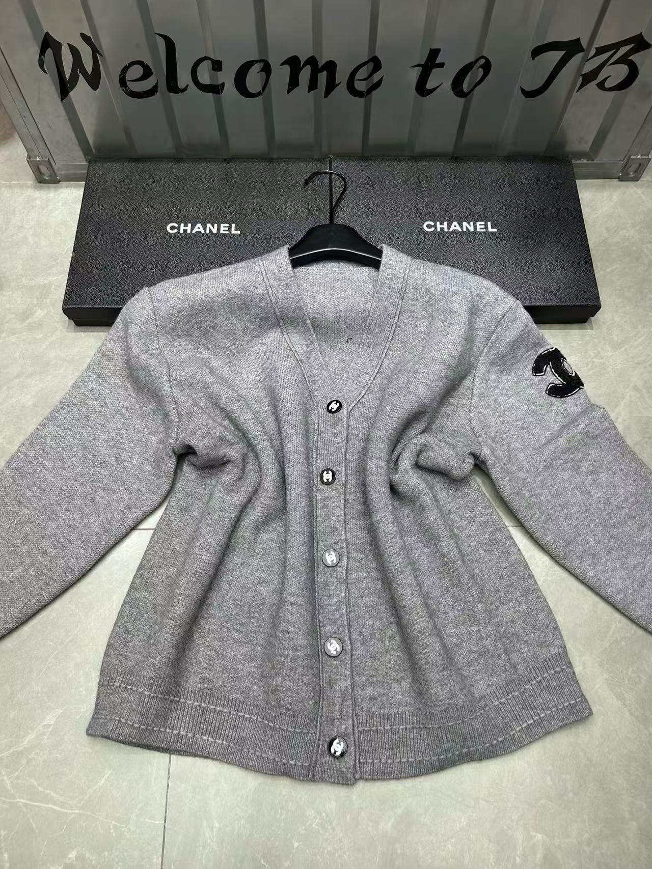 CHANE 1VネックダブルCボタンウールカーディガン【50％割引+送料無料】