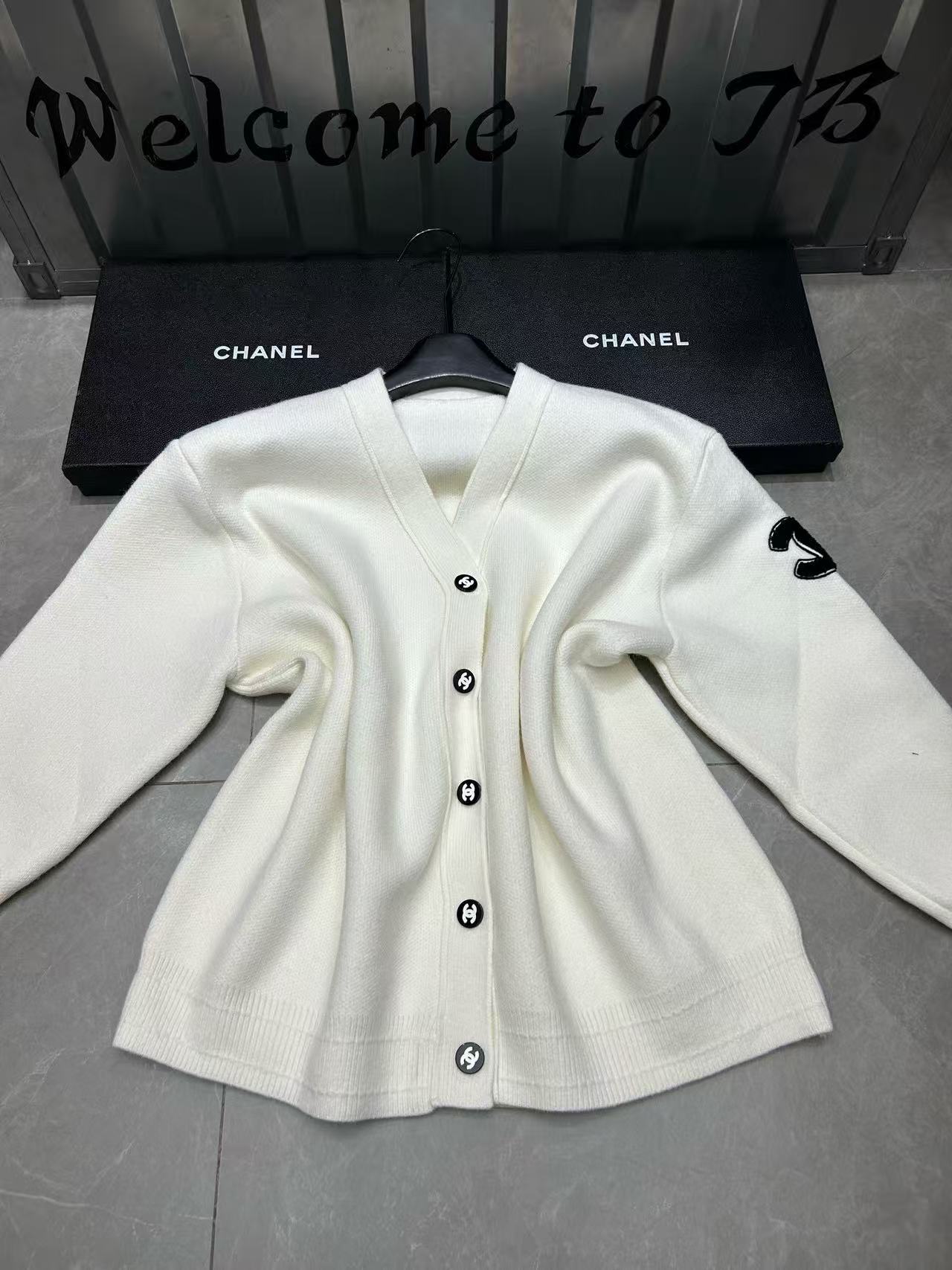 CHANE 1VネックダブルCボタンウールカーディガン【50％割引+送料無料】