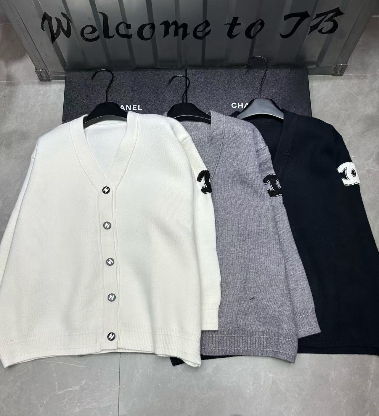 CHANE 1VネックダブルCボタンウールカーディガン【50％割引+送料無料】