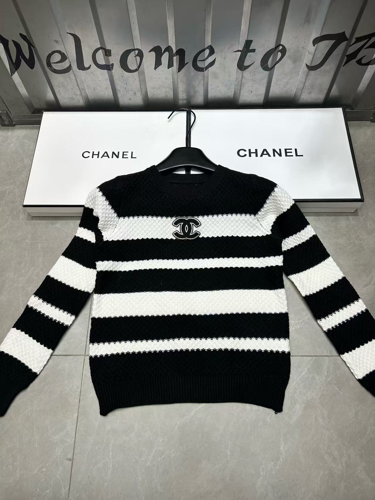 CHANE1 フロックロゴ ストライプ ウール セーター【50％割引+送料無料】