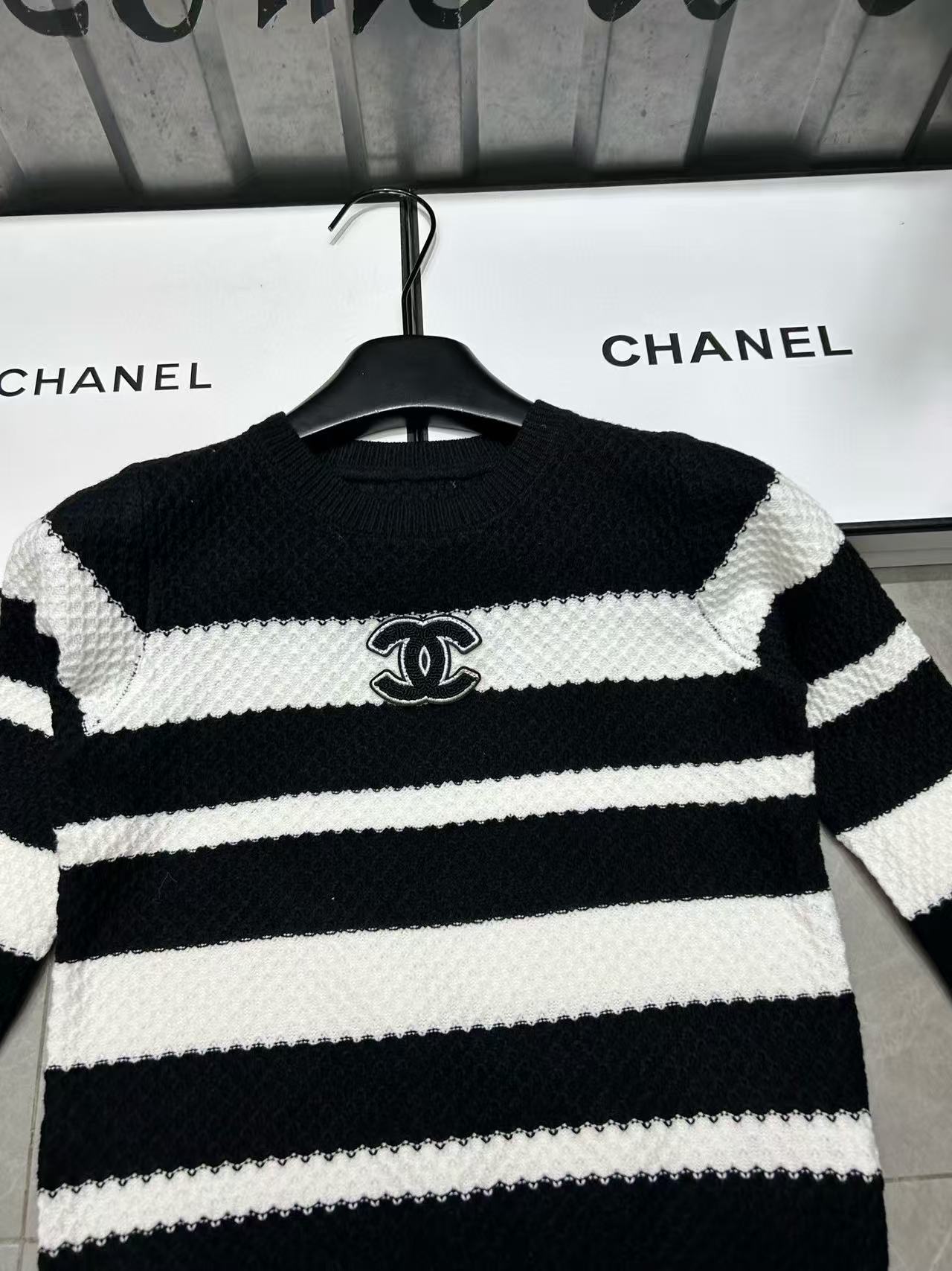 CHANE1 フロックロゴ ストライプ ウール セーター【50％割引+送料無料】