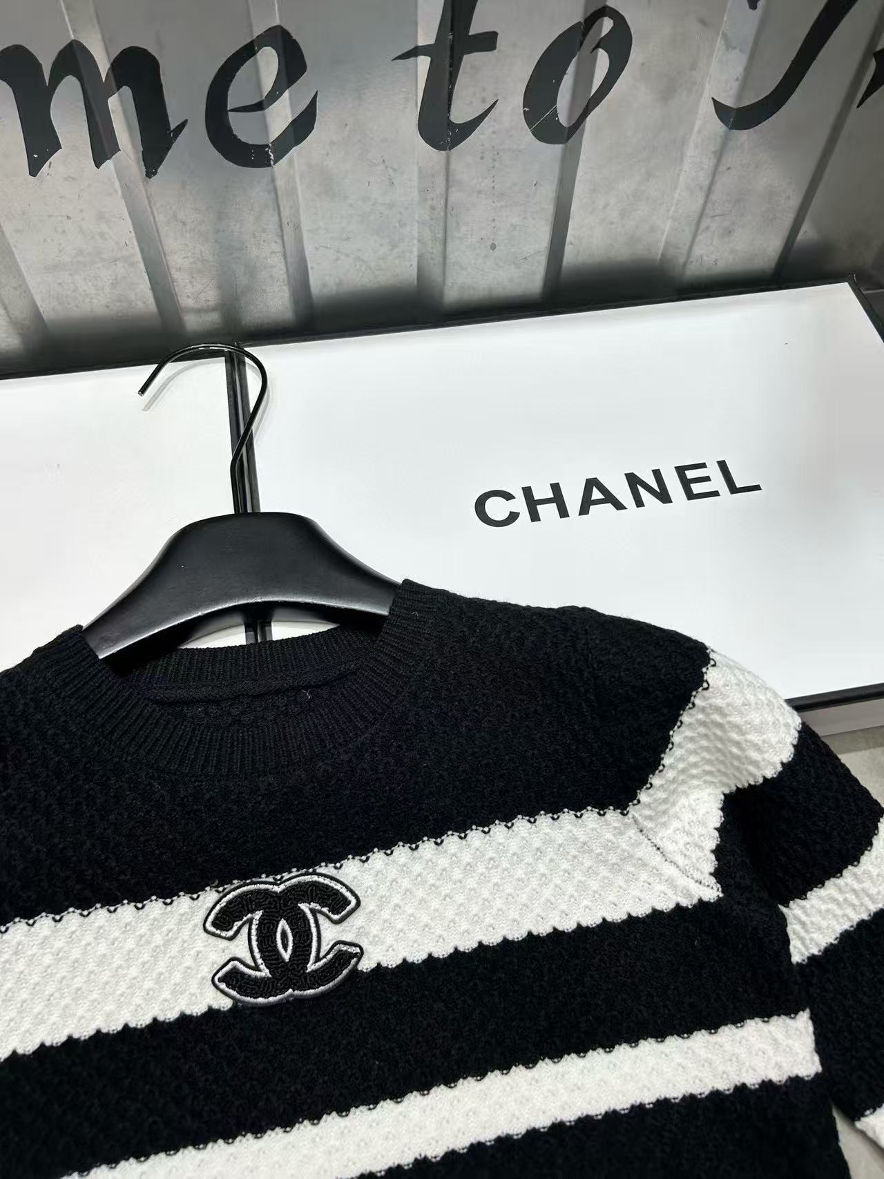 CHANE1 フロックロゴ ストライプ ウール セーター【50％割引+送料無料】