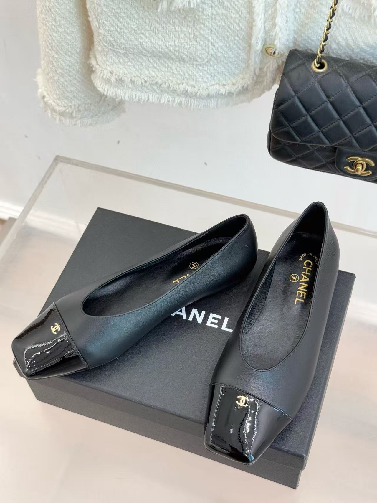 CHANE1 高品質スクエアトゥ ダブルC ラムスキン フラットシューズ【50％割引+送料無料】