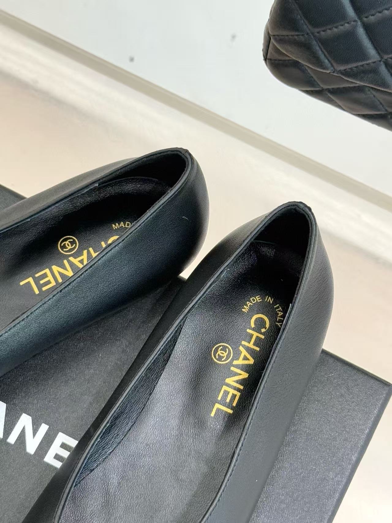 CHANE1 高品質スクエアトゥ ダブルC ラムスキン フラットシューズ【50％割引+送料無料】