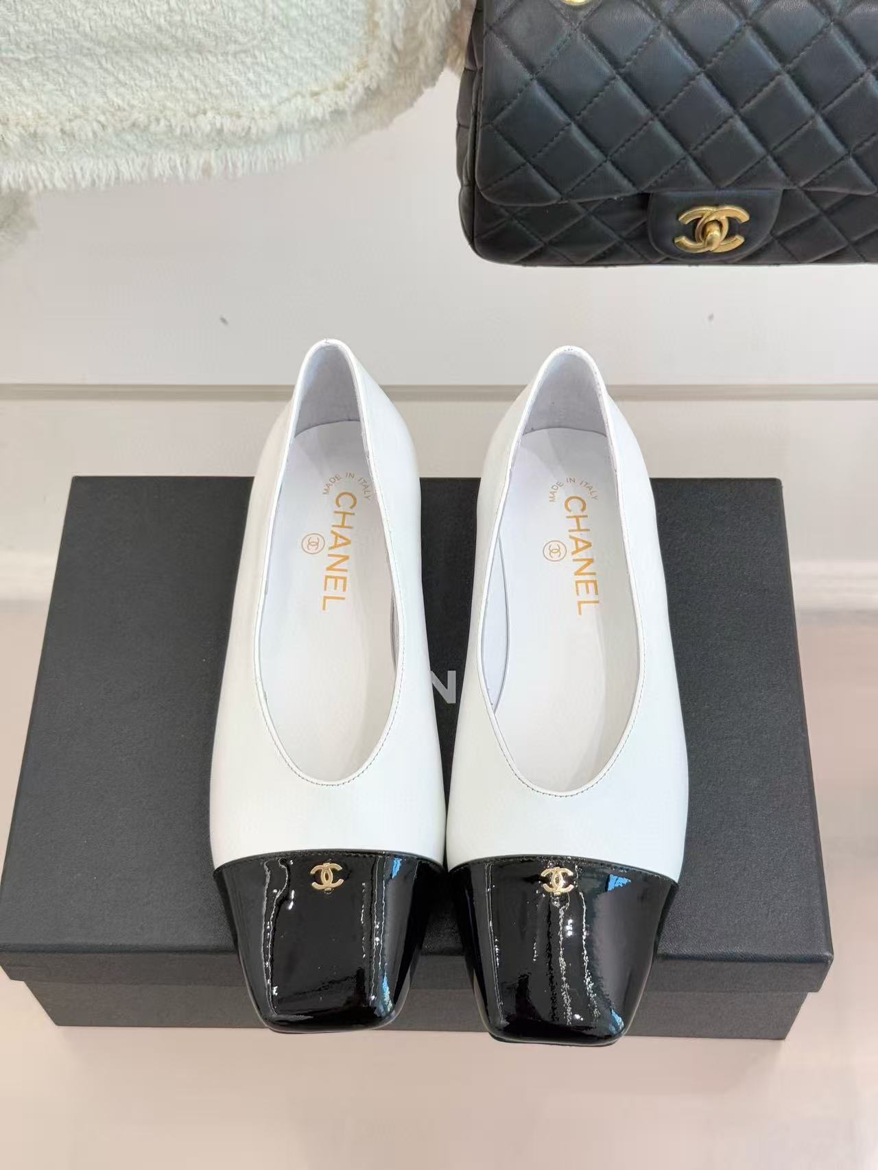 CHANE1 高品質スクエアトゥ ダブルC ラムスキン フラットシューズ【50％割引+送料無料】