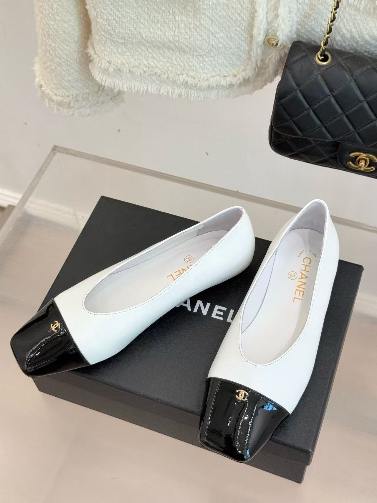 CHANE1 高品質スクエアトゥ ダブルC ラムスキン フラットシューズ【50％割引+送料無料】