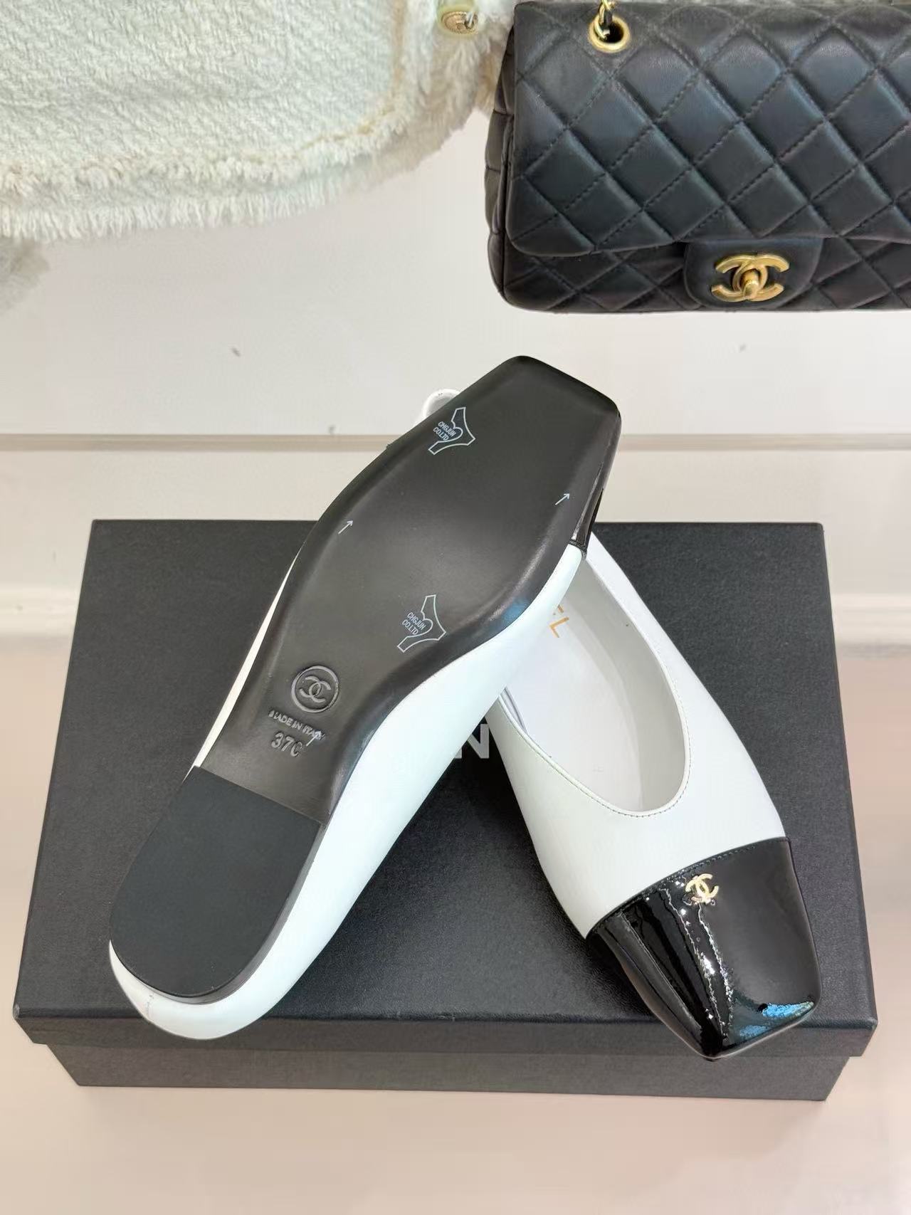 CHANE1 高品質スクエアトゥ ダブルC ラムスキン フラットシューズ【50％割引+送料無料】